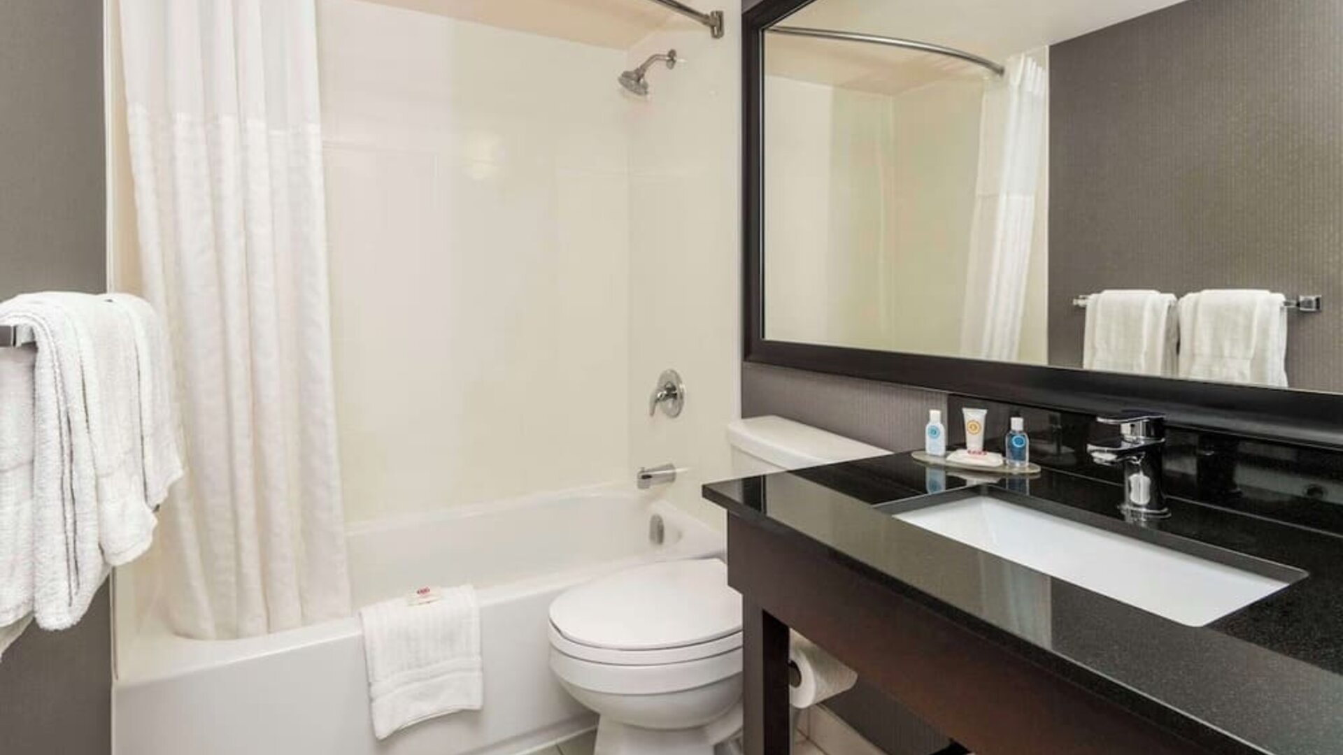 Guest bathroom with tub at Comfort Inn Drummondville.