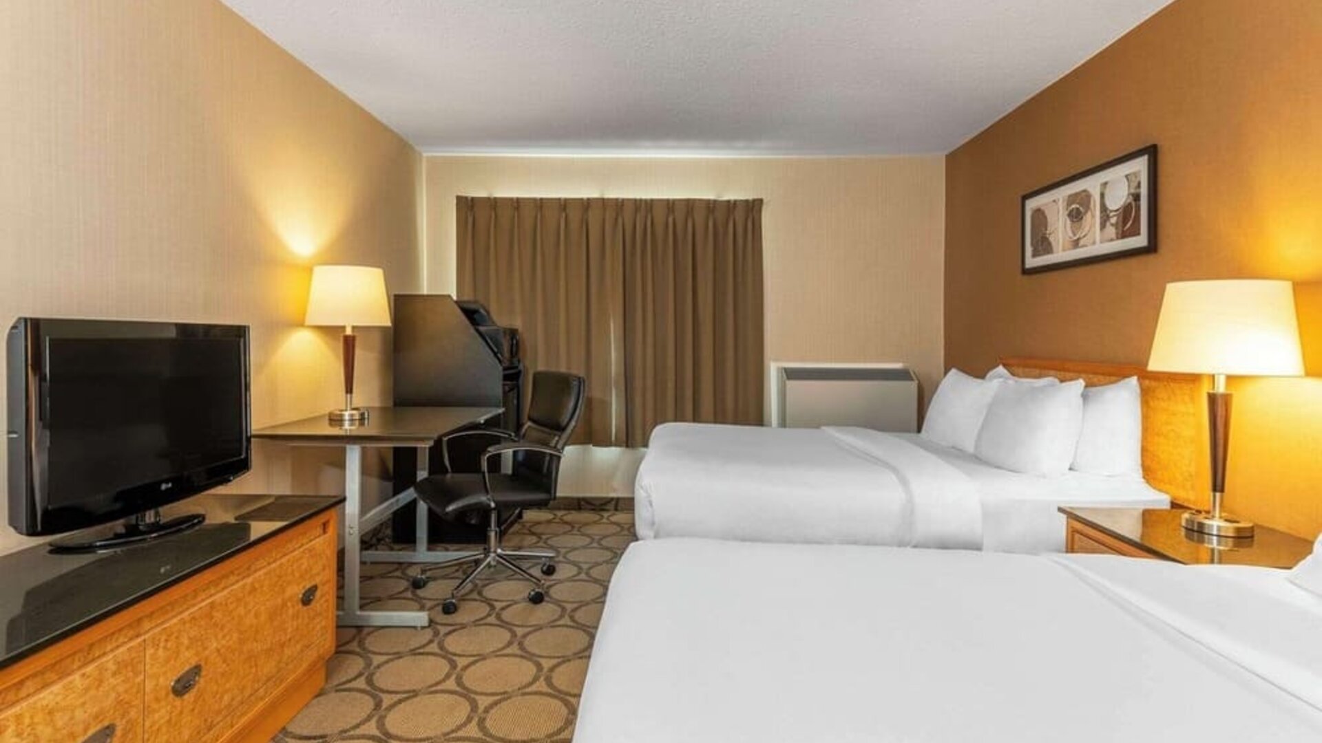 Day use twin room with work desk and private bathroom at Comfort Inn Drummondville.