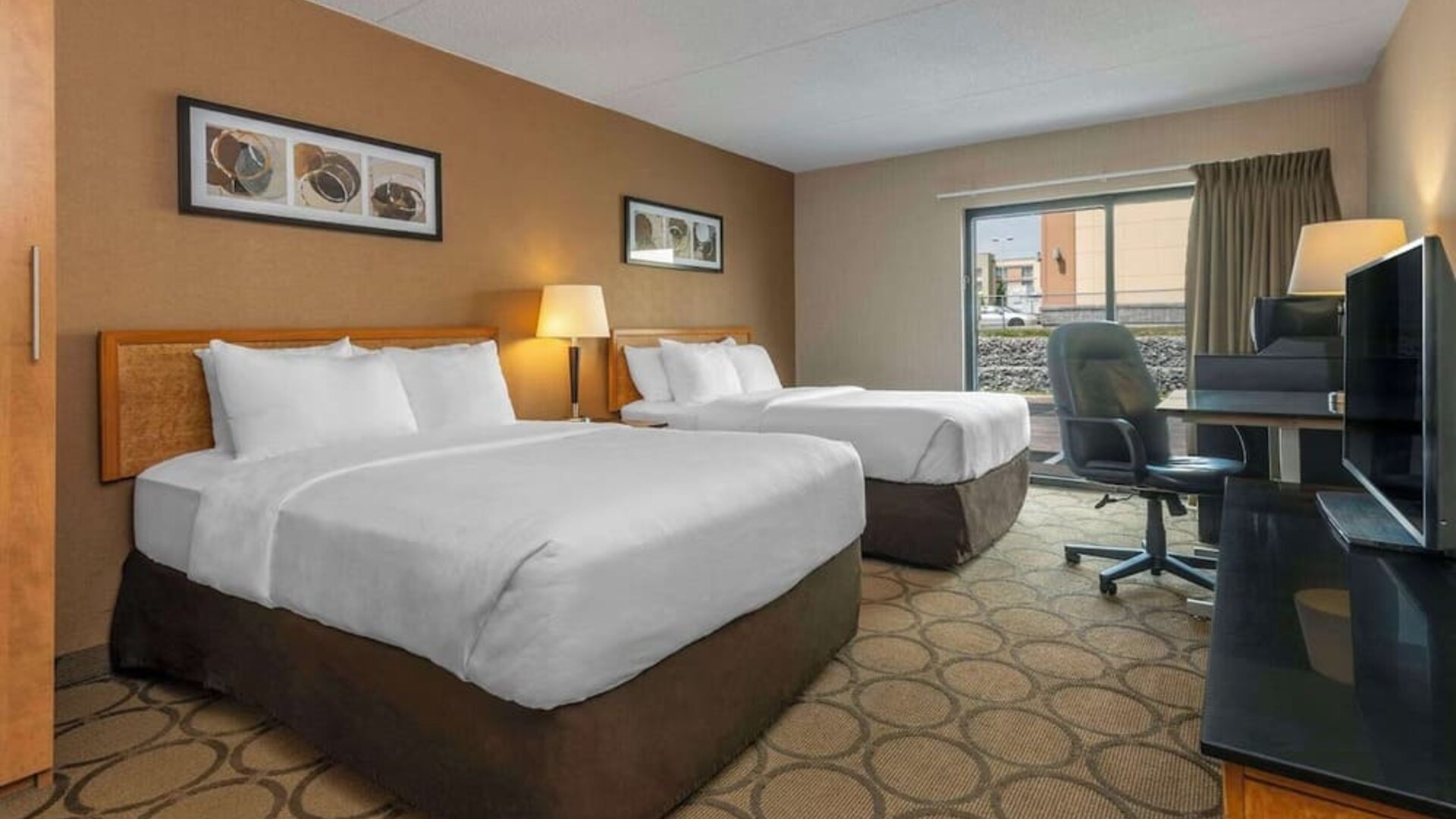 Bright and spacious day use twin room with work desk at Comfort Inn Drummondville.