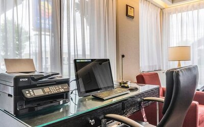 Business center with computer, printer and ergonomic chair at Comfort Inn Drummondville.