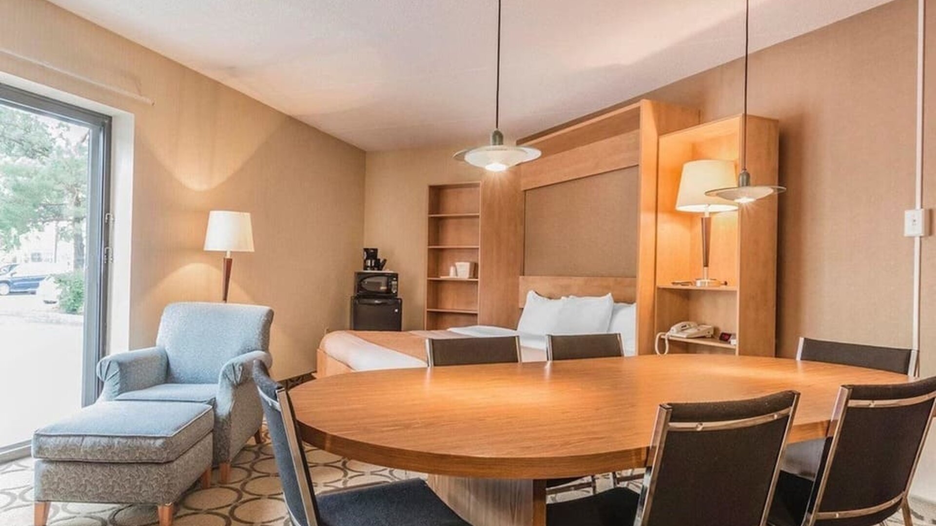 Day use suite with living and dining area at Comfort Inn Drummondville.