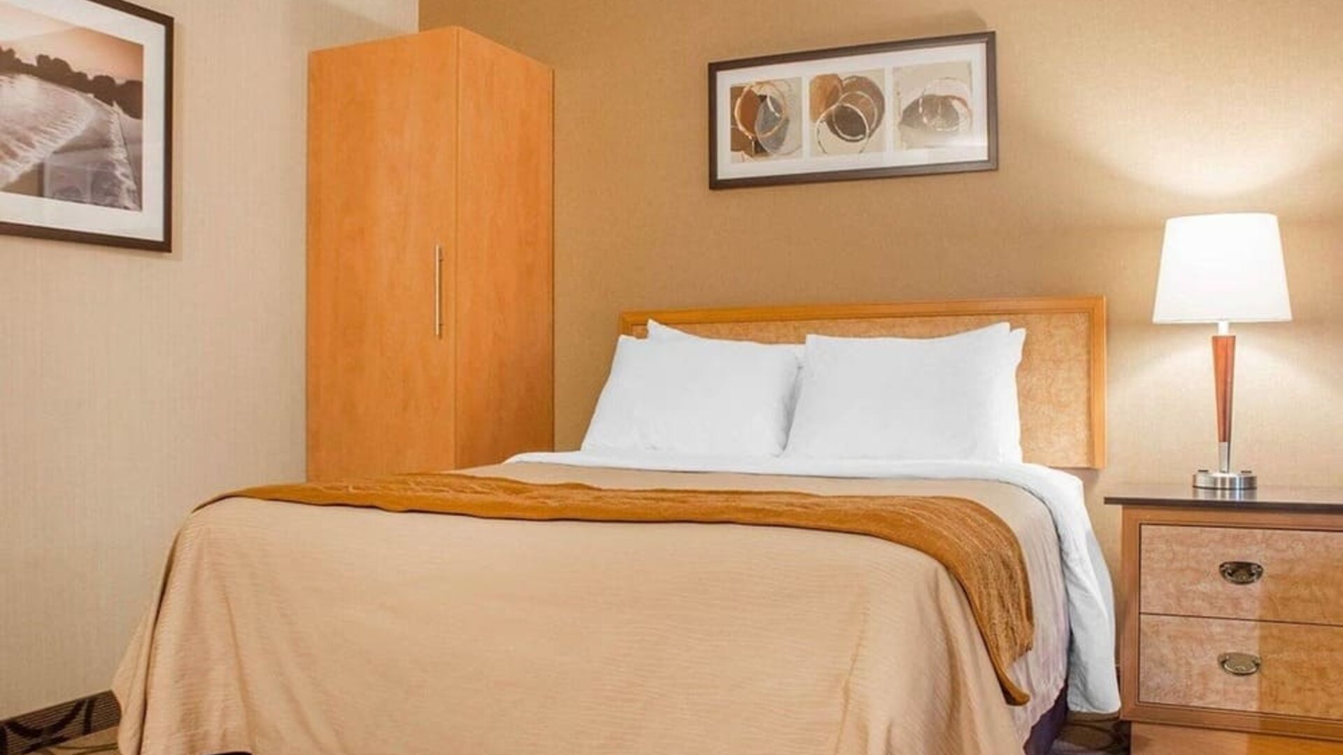 Standard day use room at Comfort Inn Brantford.