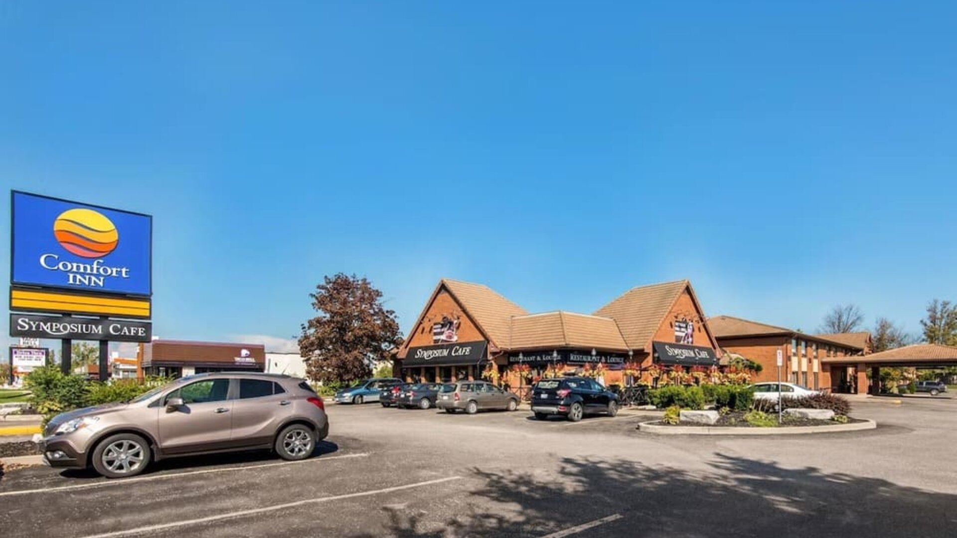 Hotel exterior and parking area at Comfort Inn Brantford.