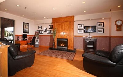 Lobby lounge with workspace, fireplace and ATM at Mount Peyton Resort & Conference Center.