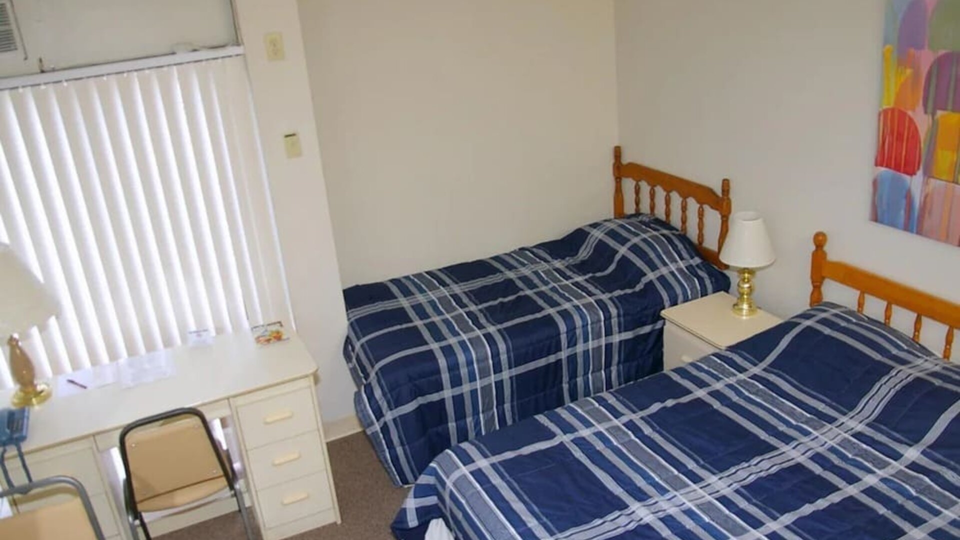 Day use twin room with work desk at Alexandra Hotel.