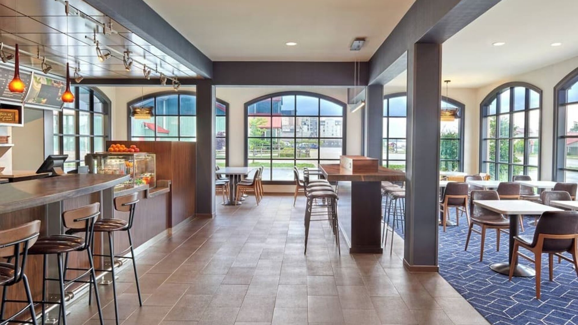 Dining area with comfortable seating, perfect for co-working at Courtyard By Marriott Waterloo St. Jacobs.