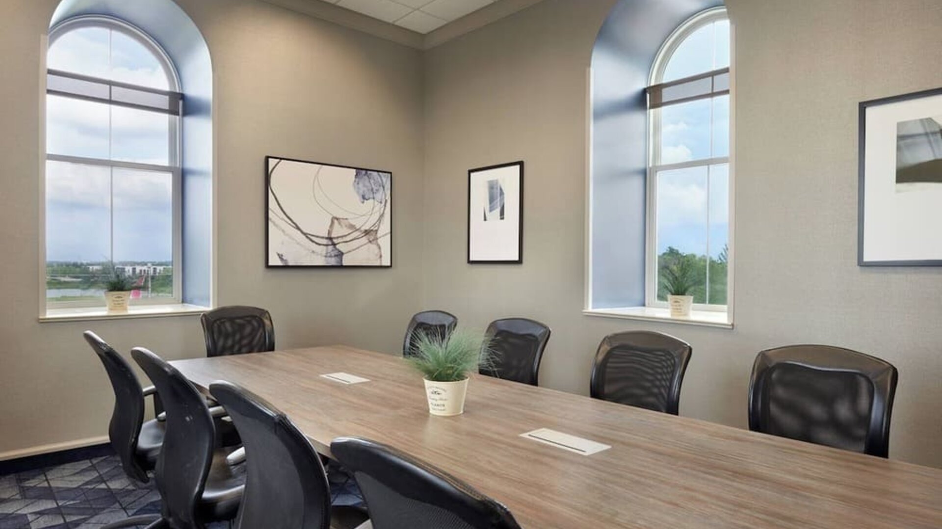 Professional meeting room at Courtyard By Marriott Waterloo St. Jacobs.