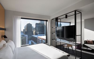 Day use room with TV, work desk and living area at Hotel Monville - 295871.