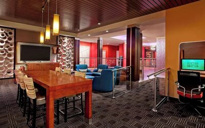 Lounge area perfect for co-working at TownePlace Suites By Marriott London.