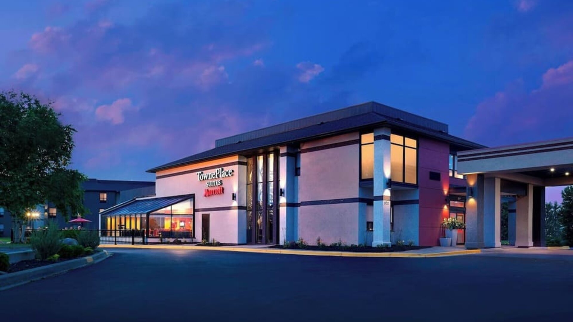 Hotel entrance at TownePlace Suites By Marriott London.