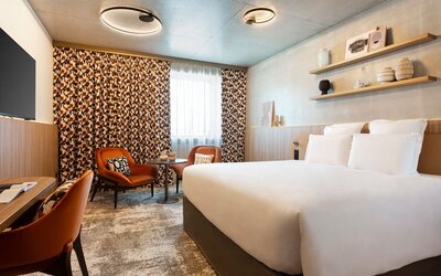 King room with TV at Pullman Lyon.