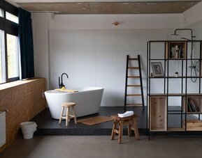 Guest bathroom at Urban Hotel The Golden Stork.