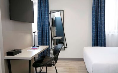 Day room with work station at Spark By Hilton Luton.