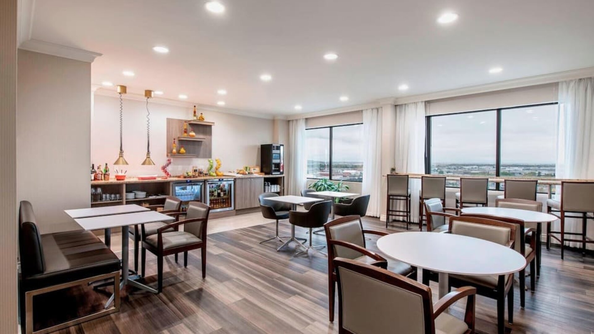 Dining area with comfortable seating at Delta Hotel By Marriott Regina.