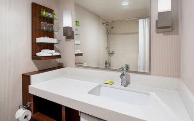 Guest bathroom at Delta Hotel By Marriott Regina.