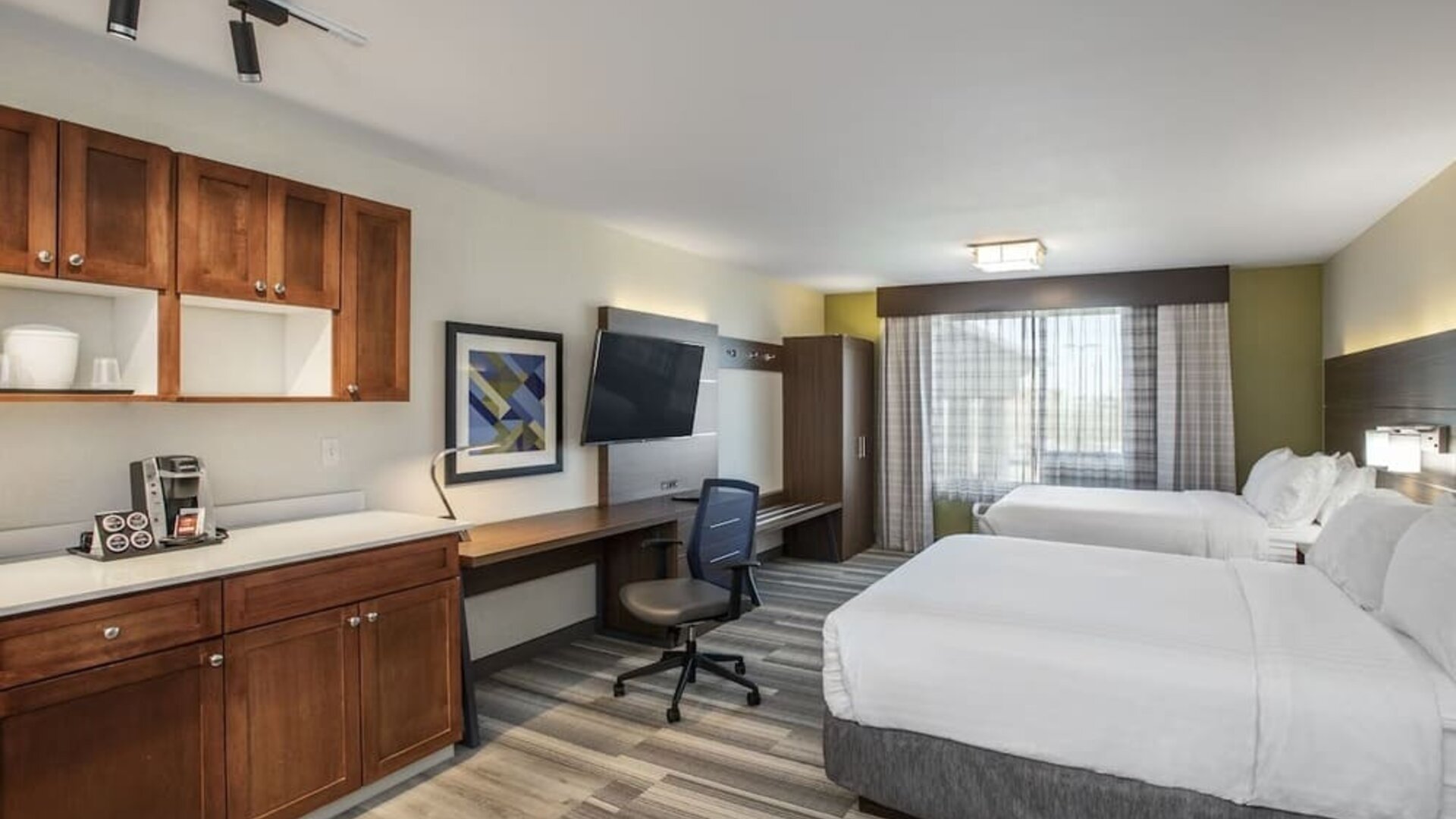 Day use twin room with work desk at Holiday Inn Express & Suites Medicine Hat.