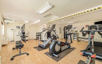 Fully equipped fitness center at Holiday Inn Lethbridge. 