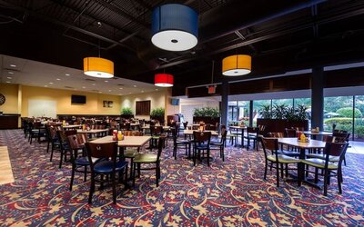 Dining area perfect for coworking at Holiday Inn Orlando SW - Celebration Area.