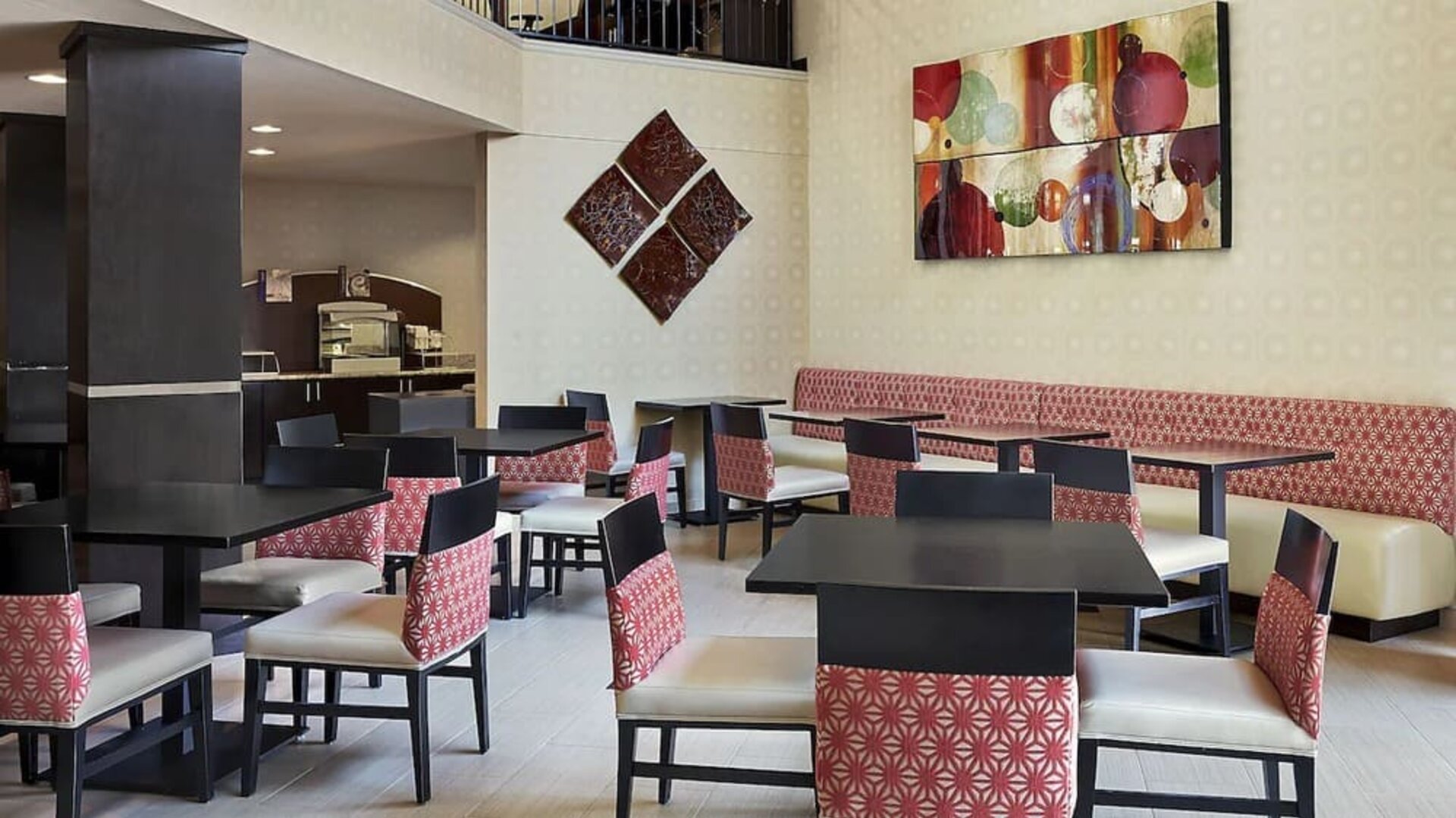 Dining area perfect for coworking at Holiday Inn Express & Suites Naples Downtown - 5th Avenue.