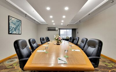 Professional meeting room with ergonomic chairs at Holiday Inn Peterborough-Waterfront.