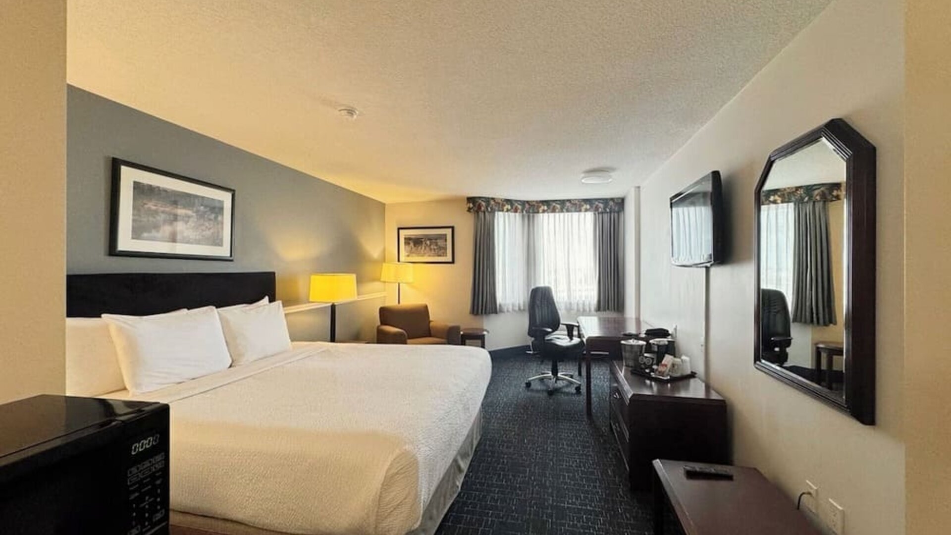 Standard day use room with work desk at Divya Sutra Plaza & Conference Centre.