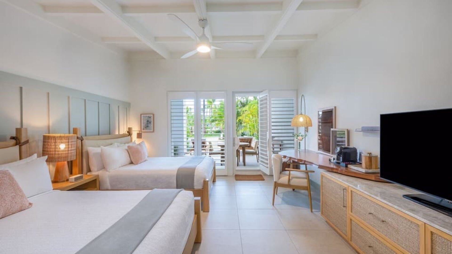 Queen beds at Islander Resort Oceanside.