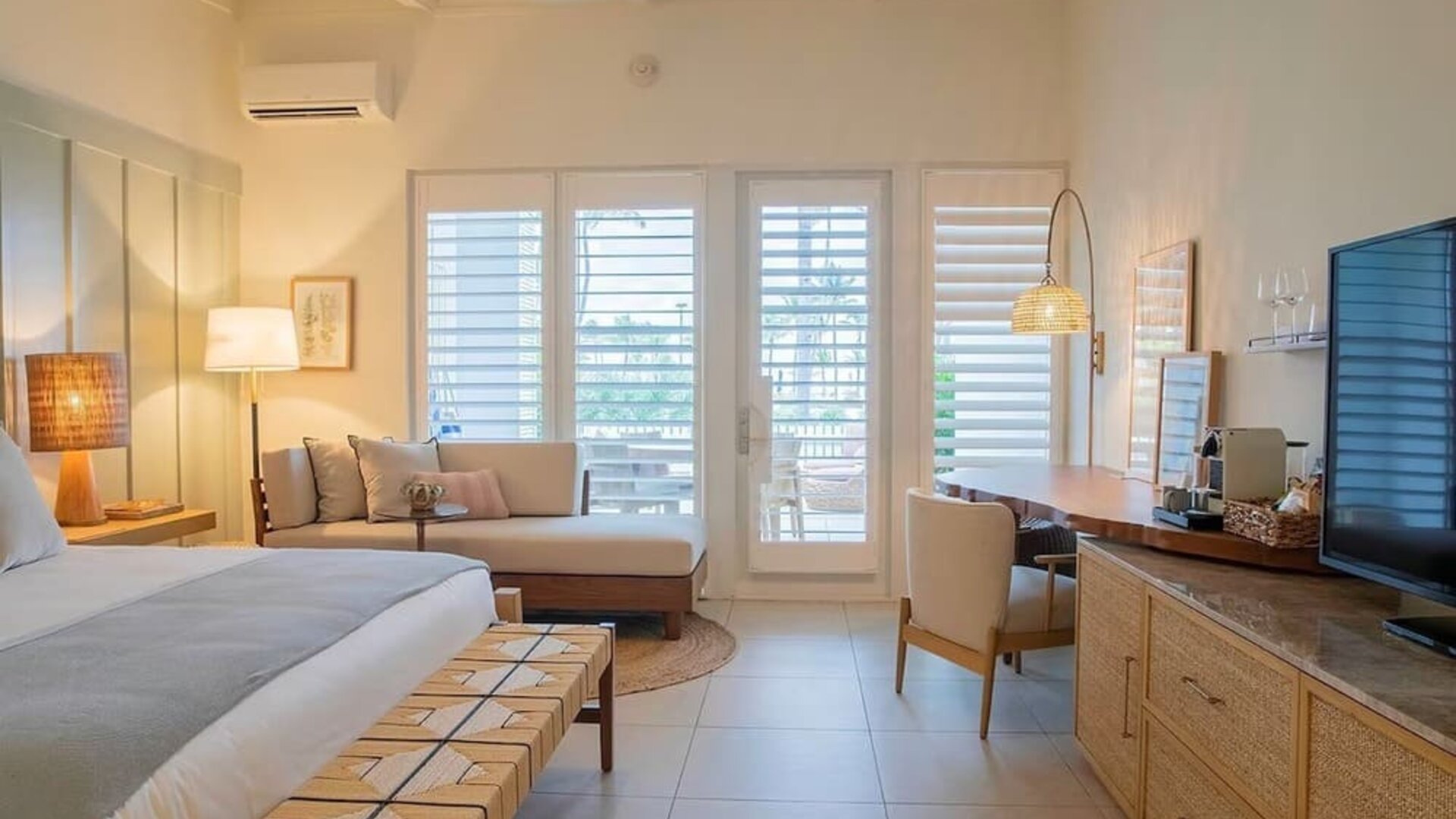 Romantic king room at Islander Resort Oceanside.