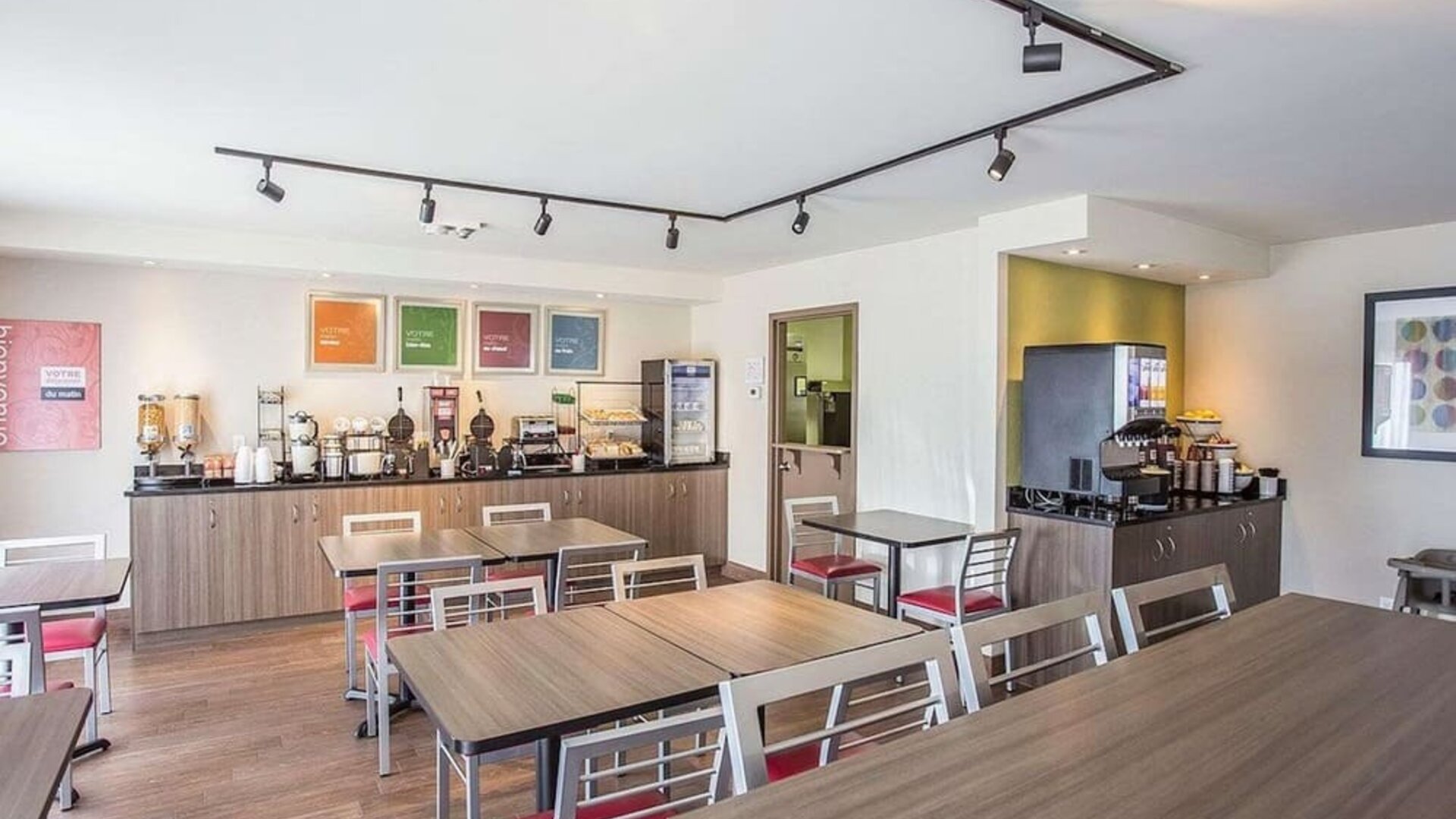 Dining area perfect for co-working at Comfort Inn Gatineau.
