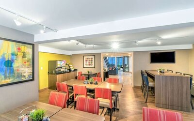 Dining area with comfortable seating perfect for co-working at Comfort Inn Winnipeg Airport.