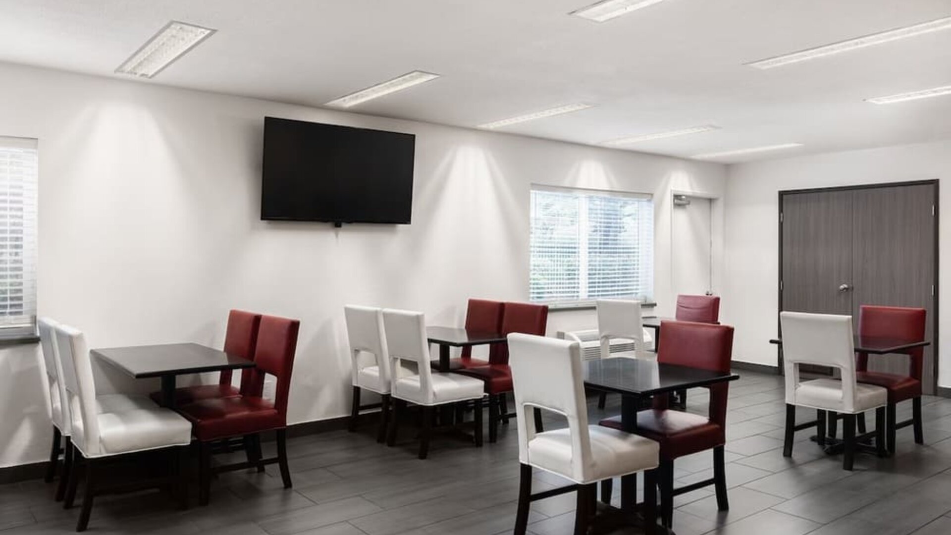 Dining area perfect for coworking at Garner By IHG.