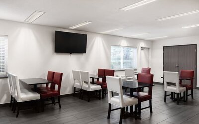 Dining area perfect for coworking at Garner By IHG.