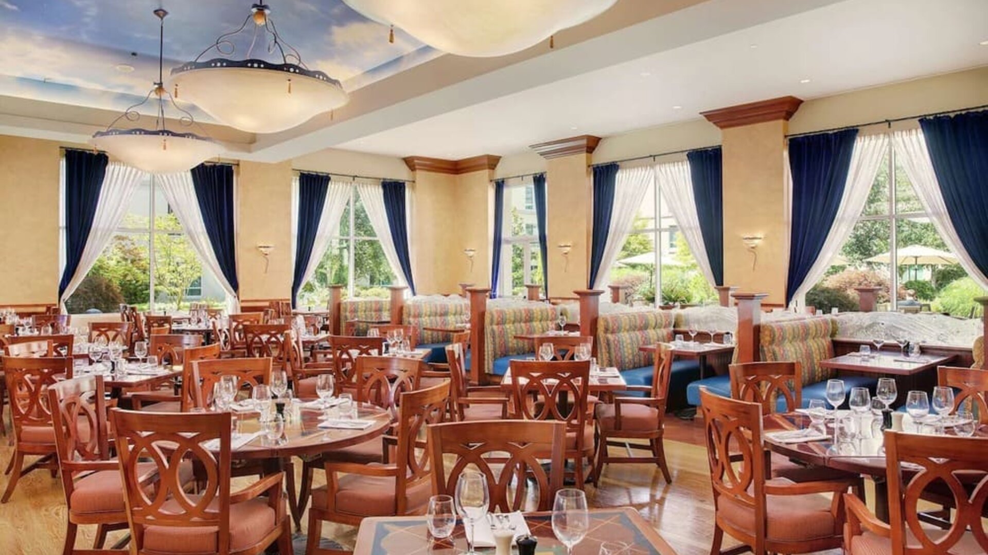 Dining area perfect for coworking at Hilton Seattle Airport & Conference Center.
