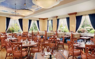 Dining area perfect for coworking at Hilton Seattle Airport & Conference Center.