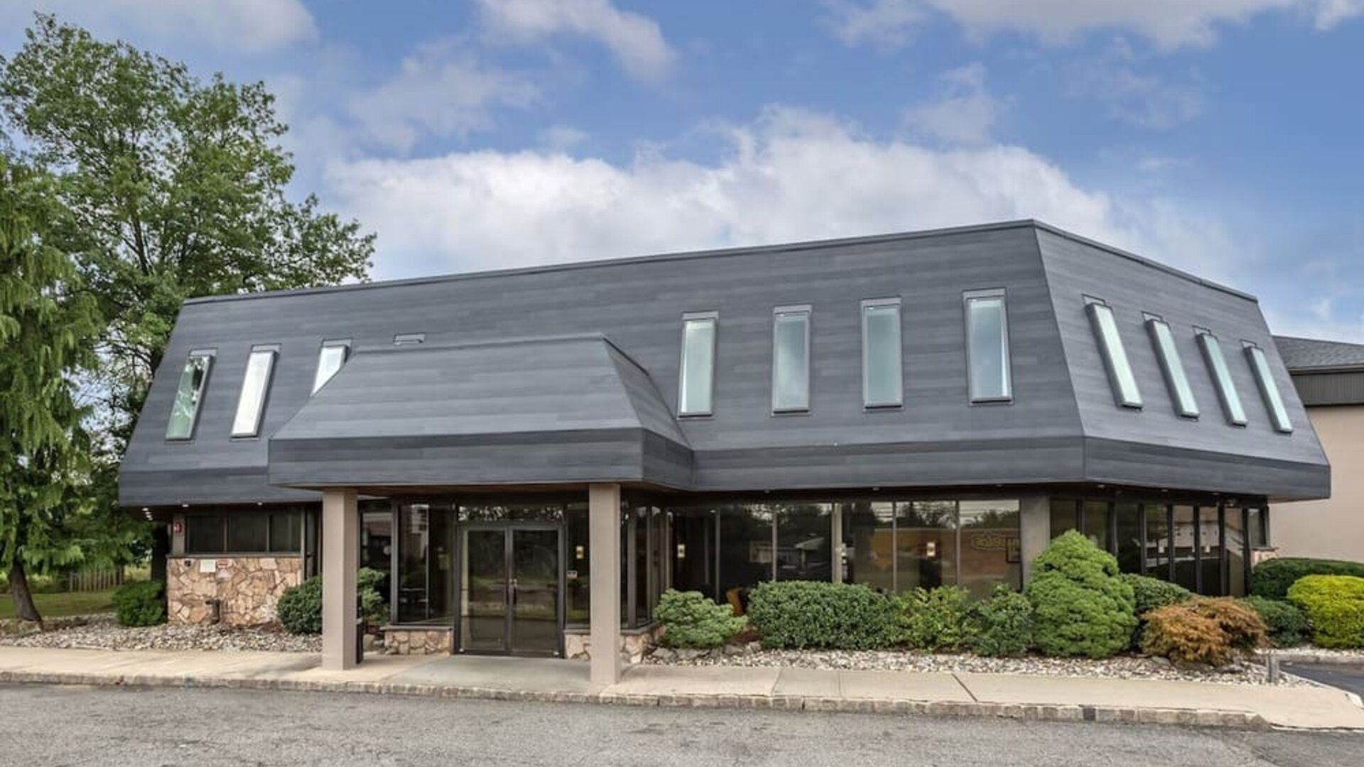 Hotel exterior at Amwell Suites Somerset Bridgewater.