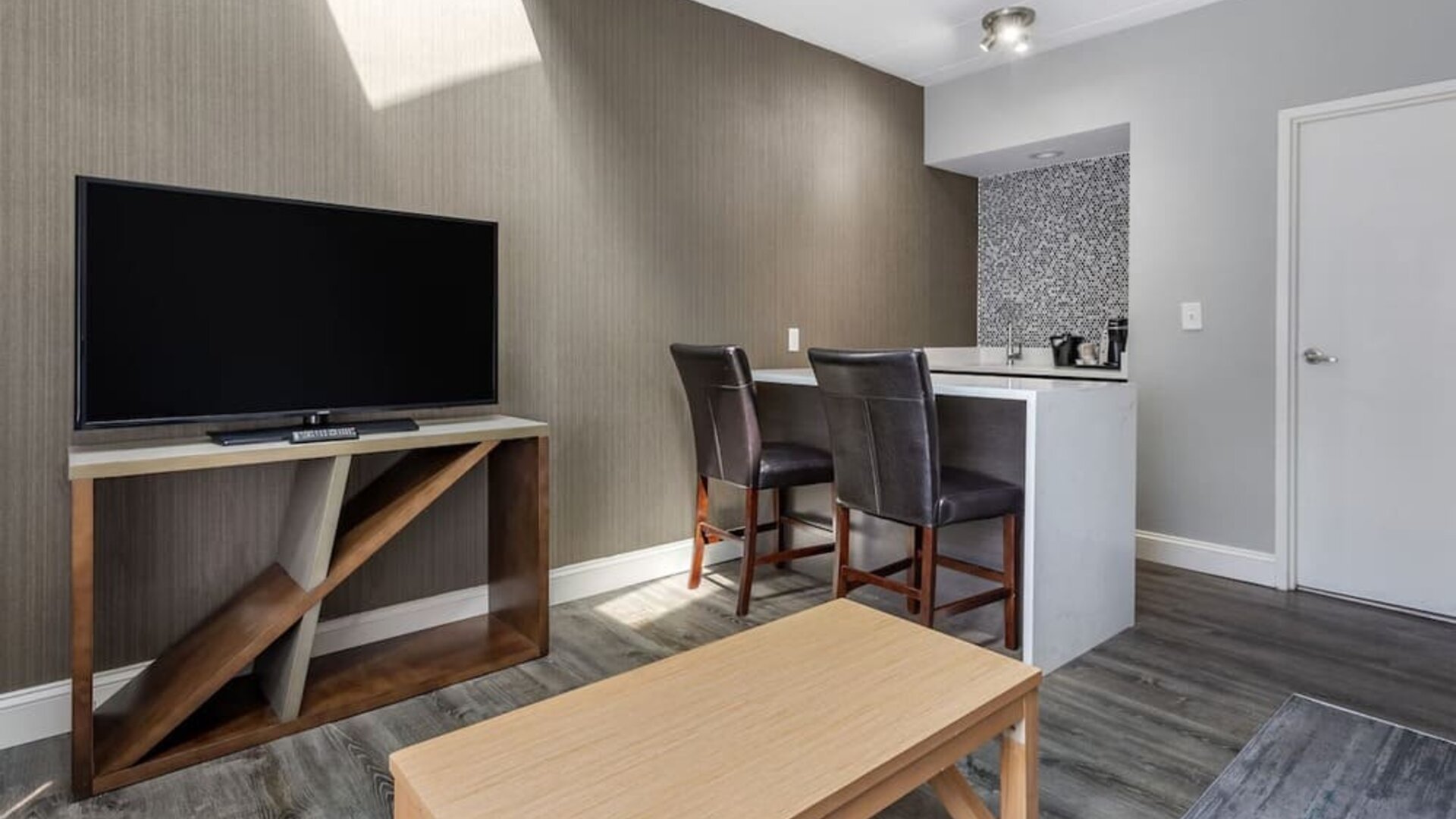 TV room at Amwell Suites Somerset Bridgewater.