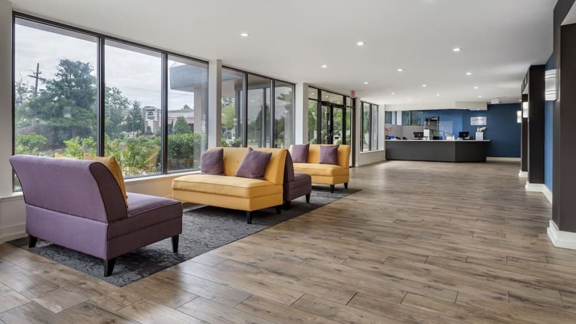 Lobby seating at Amwell Suites Somerset Bridgewater.