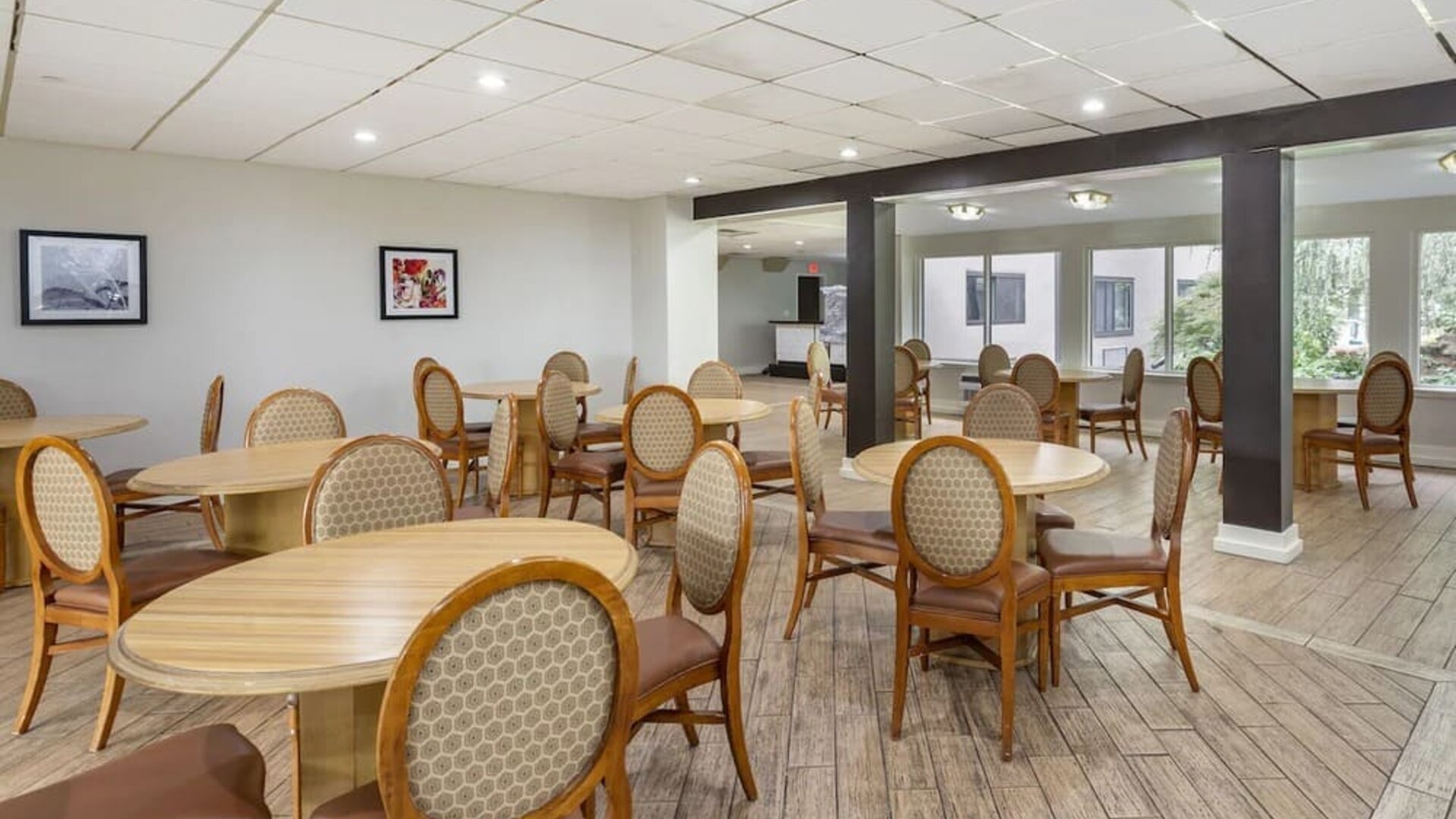 Dining room at Amwell Suites Somerset Bridgewater.