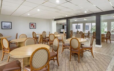 Dining room at Amwell Suites Somerset Bridgewater.