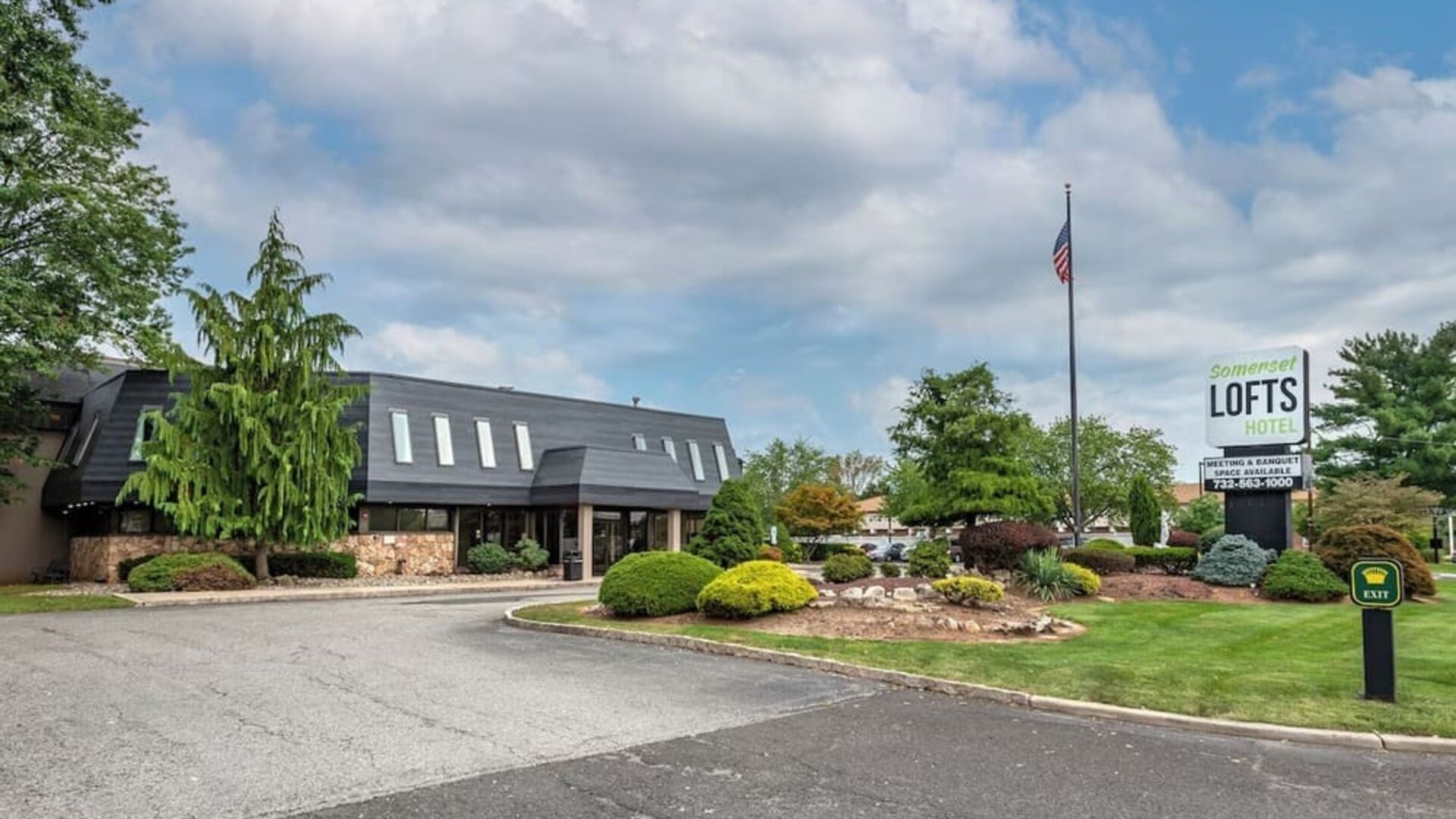 Hotel exterior and parking at Amwell Suites Somerset Bridgewater.