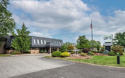 Hotel exterior and parking at Amwell Suites Somerset Bridgewater.