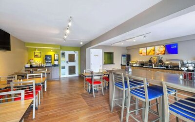 Dining area with comfortable seating perfect for co-working at Comfort Inn Moncton Magnetic Hill.