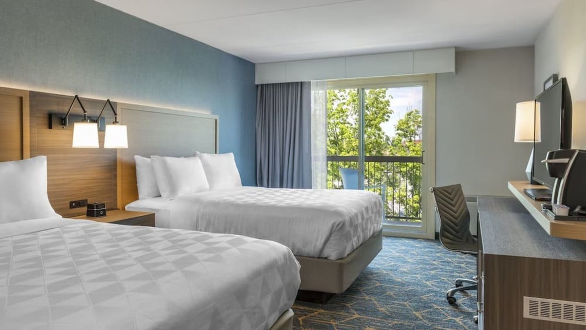 Day use twin room with work desk at Holiday Inn Kingston Waterfront.