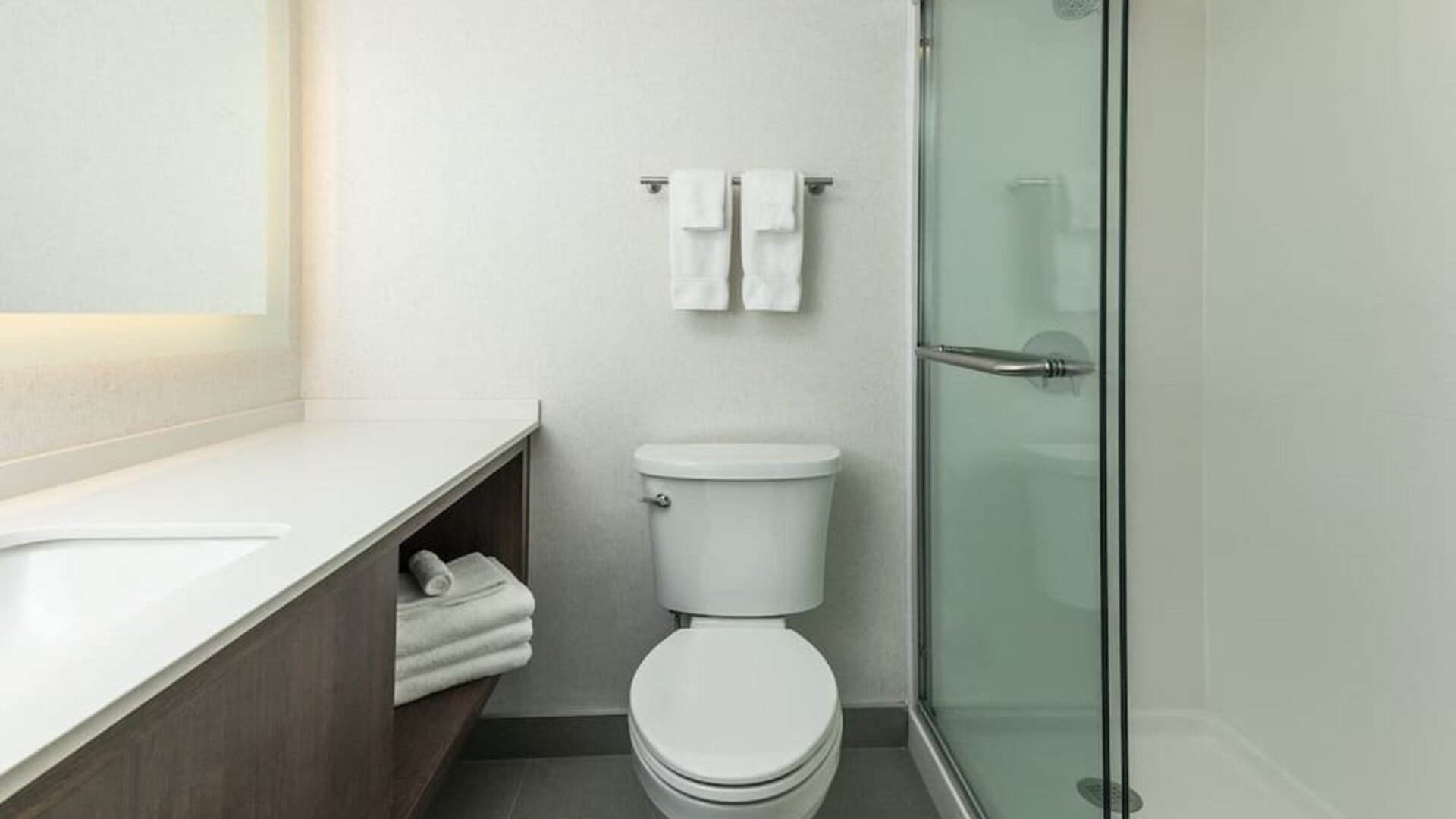 Guest bathroom with shower at Holiday Inn Kingston Waterfront.