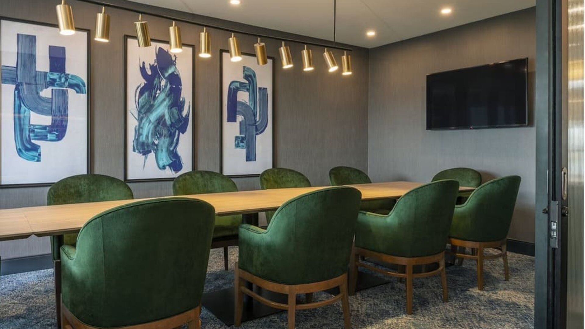 Stylish meeting room at Holiday Inn Kingston Waterfront.