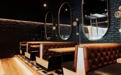 Dining area with comfortable seating at Holiday Inn Laval Montreal.