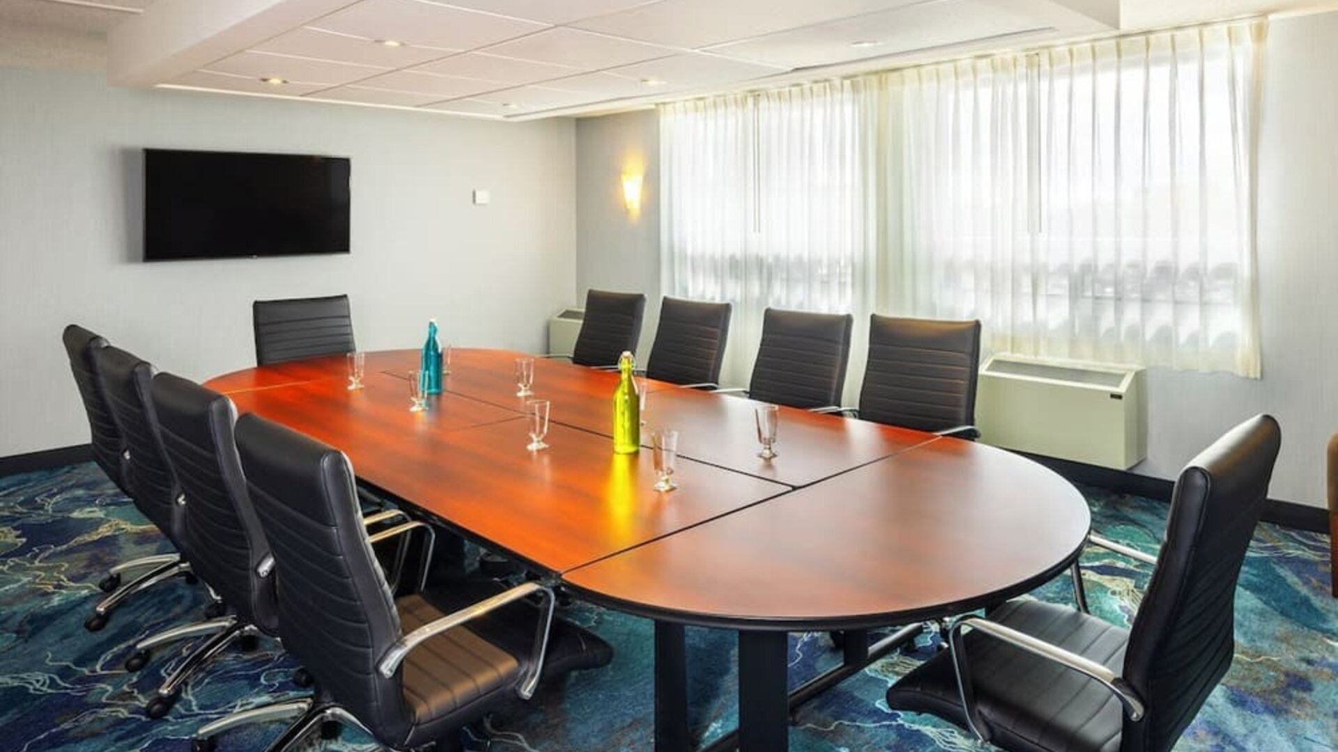 Professional meeting room at Holiday Inn Laval Montreal.