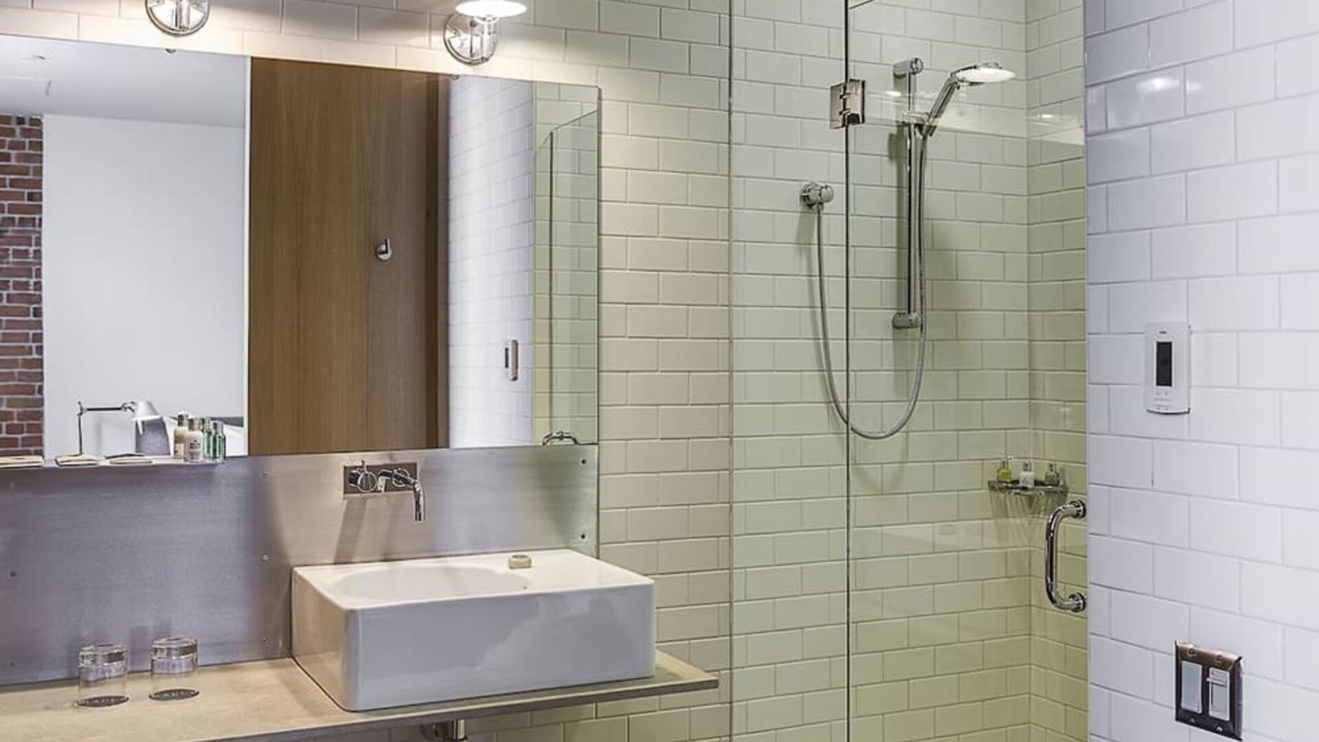 Guest bathroom with shower at Hotel Gault.