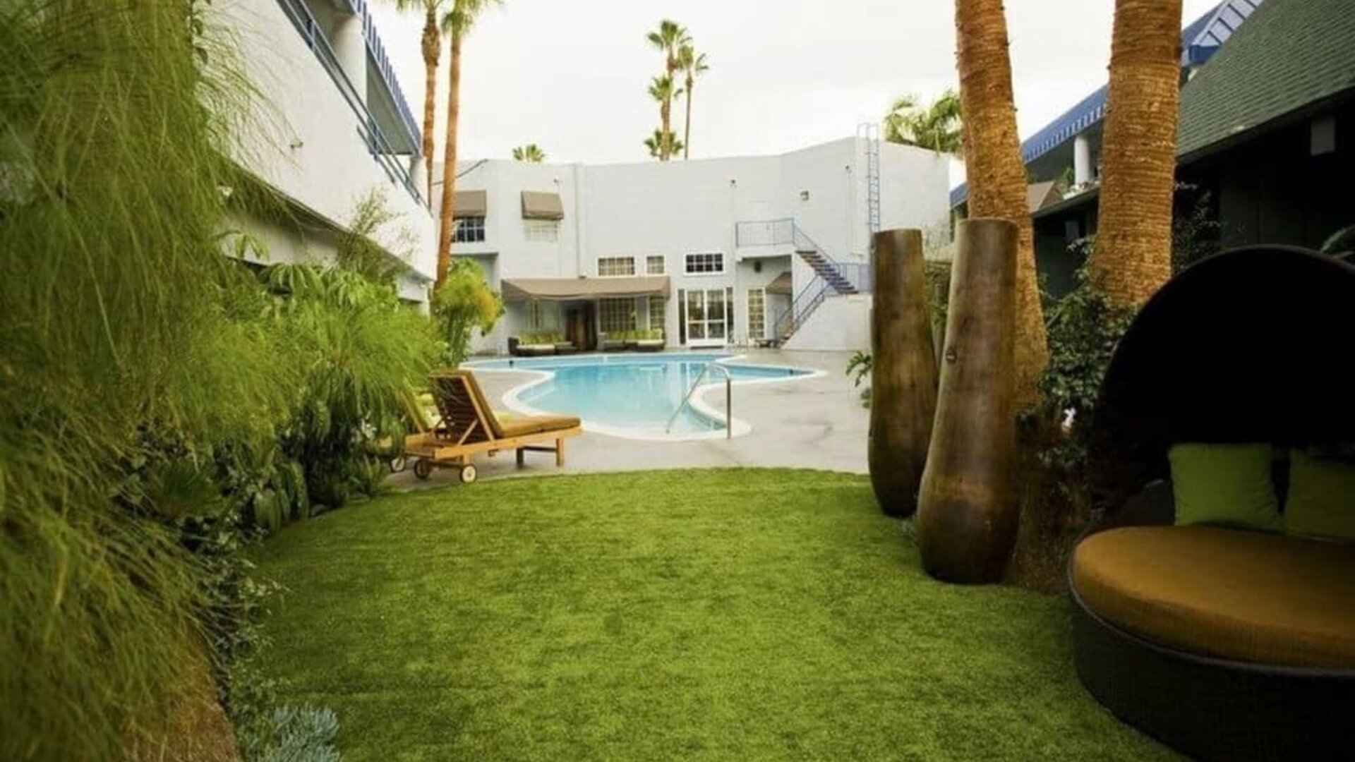 Garden beside the pool at Hotel Current.