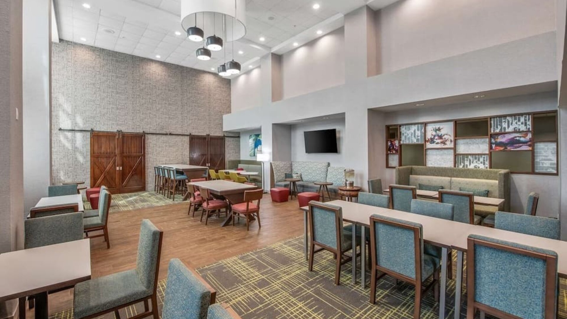 Dining area perfect for coworking at Hampton Inn & Suites Dallas/Allen.