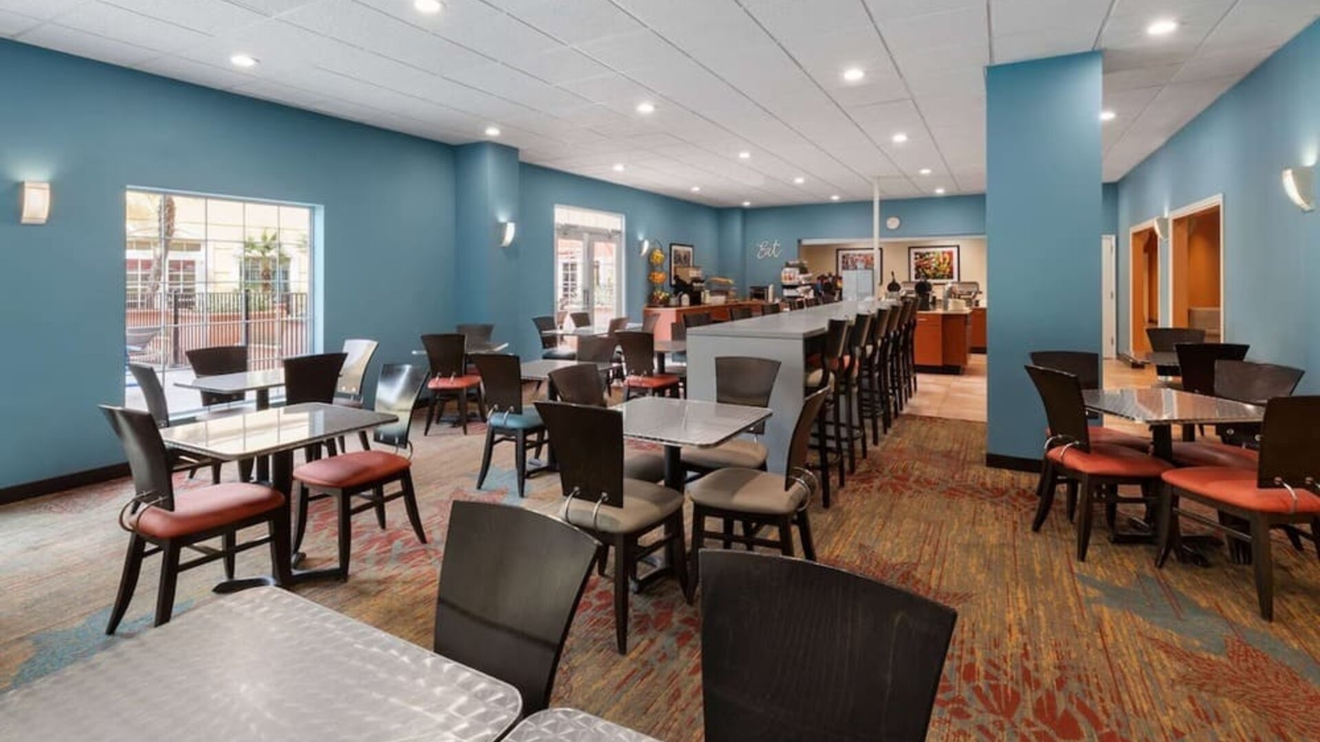 Dining area at La Quinta Inn & Suites San Antonio Medical Center NW.